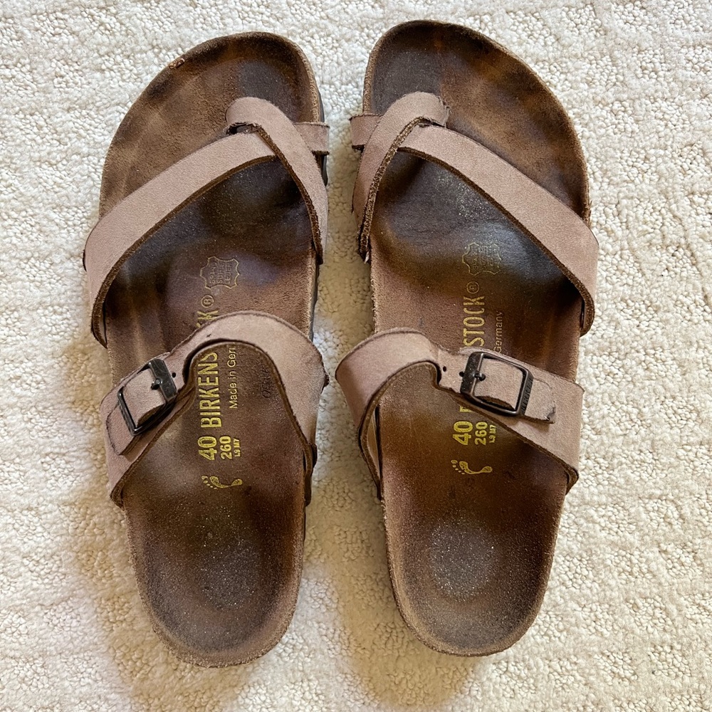 Birkenstock’s Womens 9 brown